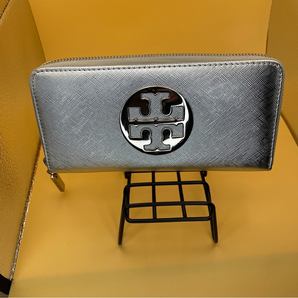 Tory Burch Metallic PVC Coated Canvas Wallet Silver FULL ZIP CLEAN! WITH DUSTBAG